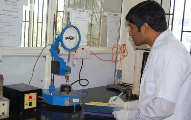 Quality testing in the Road Coating laboratory